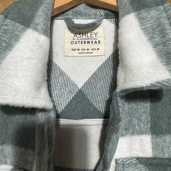 Sleeveless plaid shacket - Picture 2 of 3